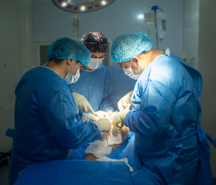 Imagen, Cirugía en el área de quirófanos en el Hospital General Reina del Cisne.
