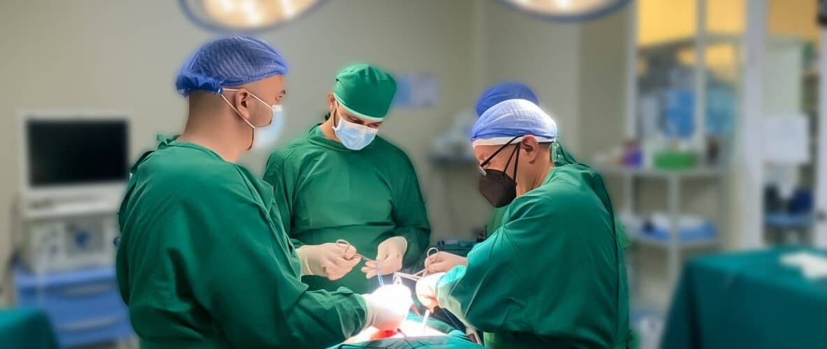 Imagen: Cirugía en el área de Quirófanos en el Hospital General Reina del Cisne