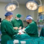 Imagen: Cirugía en el área de Quirófanos en el Hospital General Reina del Cisne