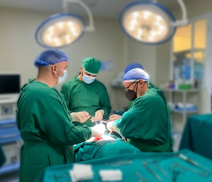 Imagen: Cirugía en el área de Quirófanos en el Hospital General Reina del Cisne
