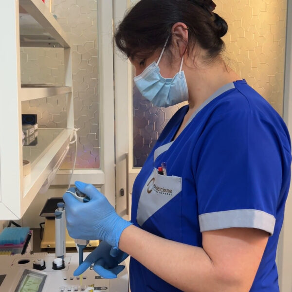 Imagen: Laboratorio Clínico tomando muestras